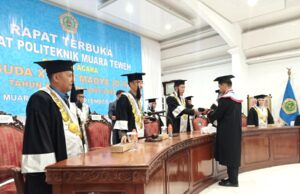 49 Orang Mahasiswa dan Mahasiswi Politeknik Muara Teweh Dapat Gelar Sarjana Muda