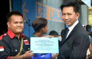 Kurangi Dampak Inflasi Daerah, Bupati Serahkan Bantuan Sosial