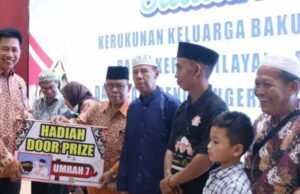 Bupati Barito Utara Bagikan Hadiah Umroh Pada Silaturahmi Akbar KKB Bupati Barito Utara Bagikan Hadiah Umroh Pada Silaturahmi Akbar KKB