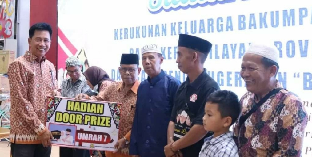 Bupati Barito Utara Bagikan Hadiah Umroh Pada Silaturahmi Akbar KKB