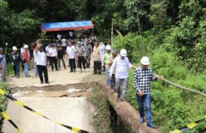 Bupati Barito Utara Tinjau Jembatan Penghubung Desa Malawaken – Lahei I Yang Ambruk