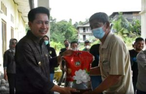 Bupati Barito Utara Berikan 285 Paket Sembako Gratis Kepada Masyarakat