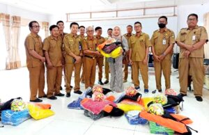 Ketua AFK Barito Utara Serahkan Kaos Tim Futsal ke Sembilan Kecamatan