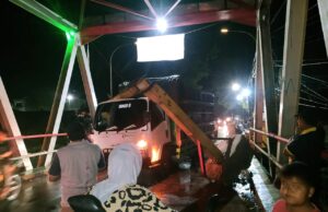 Truk Hantam Portal Jembatan Paringin, Warga Balangan Geram