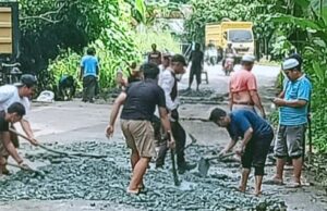 Jalan Desa Hujan Mas Rusak Parah, Jamaah Majelis Guru Danau Turun Langsung Lakukan Perbaikan