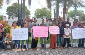 Geruduk Kantor DPRD Barito Utara, Ini Tuntutan Puluhan Warga Desa Hajak