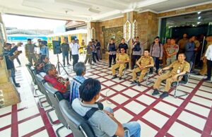 Warga Desa Hajak Minta Bupati Berhentikan Kepala Desa Hajak