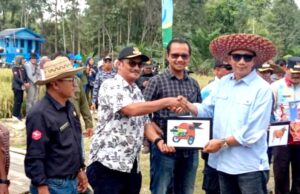 Bupati Barito Utara Serahkan Bantuan Alsintan ke Poktan di Enam Kecamatan