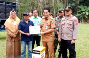 Bupati Balangan Serahkan Bantuan Untuk Kelompok Tani