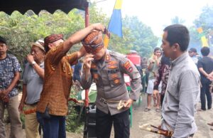 Kapolres Balangan Dinobatkan sebagai Warga Kehormatan Dayak Halong