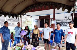 Waket II DPRD Kalteng dan Anggota DPRD Barut Bantu Korban Kebakaran Desa Mukut