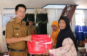 Pemkab Barito Utara Serahkan Bantuan Kepada Korban Kebakaran Desa Mukut