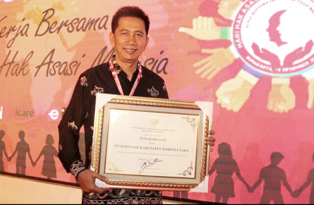 Kiprah Si Tukang Tambal Ban Membangun Barito Utara Selama 10 Tahun LINTASKABAR24, Muara Teweh – Kiprah seorang H Nadalsyah dalam meniti karir hingga menjadi Bupati tidak mudah seperti yang dibayangkan masyarakat banyak. Bupati yang akrab disapa H Koyem ini dalam perjuangannya penuh dengan liku-liku, tetapi tetap dilalui dengan tekun, penuh kerja keras dan kerja tuntas. Puluhan tahun yang telah lewat, dalam mencukupi kebutuhan hidup, bersekolah sambil bekerja sebagai tukang tambal ban di bengkel “Mini Motor” milik paman yang saat ini keberadaan bengkel tersebut telah tergantikan dengan bangunan lain. Dengan bekal tekad perjuangan yang ulet mencoba mencari pengalaman hidup, berpindah-pindah pekerjaan dari sebagai motoris speed boat penumpang jurusan Muara Teweh-Murung Raya, menjadi ABK kapal penarik rakit/batang, hingga mendapat kepercayaan dari perusahaan yang memberikan kontrak kerja untuk membawa rakit dari dalam Sungai Teweh menuju Sungai Barito. Dengan perjuangan, ketekunan dan tanggung jawab, perusahaan memberikan kepercayaan kepada H Nadalsyah dengan memberikan kontrak kerja yang cukup besar, yaitu membawa rakit dari Sungai Barito Muara Teweh menuju Banjarmasin. Puncaknya, perusahaan mempercayakan serta mengamanahkan untuk menjabat sebagai General Manager (GM). Kini, dengan motto “Hidup adalah suatu perjuangan yang harus kita menangkan untuk mencapai kesuksesan dan kesuksesan adalah suatu anugerah yang harus kita syukur” sang “Tukang Tambal Ban” dipercaya oleh masyarakat Kabupaten Barito Utara untuk memimpin Bumi Iya Mulik Bengkang Turan selama 2 (dua) periode. Dilantik menjadi Bupati Barito Utara periode pertama tahun 2013 – 2018 dan periode kedua tahun 2018-2023, mengemban amanah dan kepercayaan seluruh masyarakat Kabupaten Barito Utara. Selama 10 tahun menjabat sebagai orang nomor satu di Kabupaten Barito Utara, kiprah sang Tukang Tambal Ban dalam membangun dan memajukan Bumi Iya Mulik Bengkang Turan untuk sejajar dengan kabupaten lain yang telah maju sangatlah terasa. Begitu banyak kemajuan yang telah dicapai di bawah kepemimpinannya. Mulai dari infrastruktur, pertanian, pendidikan, kesehatan, air bersih, kependudukan hingga pasar. Keterbatasan anggaran, terlebih selama Pandemi Covid-19 melanda, tidak menyurutkan langkah Sang Tukang Tambal Ban untuk membangun Bumi Iya Mulik Bengkang Turan. Pemerintah Kabupaten Barito Utara di bawah kepemimpinannya tetap berupaya dengan maksimal untuk membangun baik bidang infrastruktur maupun bidang lainnya. Bukti nyata, tidak hanya membangun infrastruktur jalan dan jembatan di dalam perkotaan saja, tetapi juga membuka daerah-daerah yang selama ini terisolir. Pembukaan jalan darat dari Muara Teweh menuju desa terjauh di pedalaman di 9 kecamatan se-Kabupaten Barito Utara yang membuka akses lalu lintas warga yang sebagian terisolasi. Jalan dan jembatan lainnya juga mampu diselesaikan selama kepemimpinannya. Dengan usaha, kerja keras, kerja tuntas, disiplin dalam bekerja serta dukungan dari semua pihak, di bawah kepemimpinannya, Barito Utara kini memiliki Rumah Sakit termegah di Kalteng dengan lima tingkat di Kota Muara Teweh. Fungsional rumah sakit tersebut mampu menampung lebih banyak pasien dan memberikan pelayanan yang semakin maksimal. Bandara Haji Muhammad Sidik Muara Teweh pun telah berhasil dituntaskan, yang membuat Barito Utara kuat dari sisi perekonomian. Selain itu, Rumah Jabatan Bupati yang megah telah terbangun dan pembangunan siring Water Front City yang menjadi salah satu ikon kota. Penataan lampu yang mempercantik kota di malam hari, terlihat lampu-lampu hiasnya menerangi kota kecil “Muara Teweh”. Dari bidang pertanian, Kabupaten Barito Utara telah mampu menjadi produsen jagung terbesar di wilayah Kalimantan Tengah. Pembangunan irigasi di beberapa kecamatan, menambah kuatnya sektor pertanian. Bahkan, pemerintah pusat memberikan Satyalancana Pembangunan untuk sang Tukang Tambal Ban. Dari bidang kelistrikan, dengan Listrik Desa yang sangat membantu desa-desa yang belum terjangkau listrik PLN. Kabupaten Barito Utara saat ini memiliki Pembangkit Listrik Tenaga Minyak Gas (PLTMG) Bangkanai yang mampu memasok listrik untuk interkoneksi wilayah Kalimantan Tengah-Kalimantan Selatan dan Kalimantan Timur. Dengan usaha, kerja keras, kerja tuntas, disiplin dalam bekerja yang dibuktikan dengan pembangunan infrastruktur dan lainnya, Sang Tukang Tambal Ban tidak melupakan tata Kelola dan keuangan pemerintahan. Selama di bawah kepemimpinan H Nadalsyah, Kabupaten Barito Utara meraih 8 kali Opini Wajar Tanpa Pengecualian (WTP) atas Laporan Keuangan Pemerintah Kabupaten Barito Utara dari tahun 2015 s/d 2022 dari Badan Pemeriksa Keuangan RI Perwakilan Provinsi Kalimantan Tengah. H Nadalsyah terutama telah menjaga integritas dan profesionalisme dalam pelaksanaan tugasnya dalam hal laporan keuangan yang sesuai dengan standar yang berlaku. Seperti kata Beliau “Janganlah Takut untuk Bermimpi, karena Semua Berawal dari Mimpi”, patutlah kita mencontoh usaha, kerja keras, kerja tuntas, dan disiplinnya Beliau dalam bekerja. Tetapi semua harus mendapat dukungan dari keluarga, khususnya peran istri sangatlah vital. Seperti kata pepatah bahwa “di belakang seorang pria sukses ada berdiri seorang perempuan hebat.” Isteri Beliau, Hj Sri Hidayati Nadalsyah dan keluarga besar sangat mendukung dan mensupport perjuangannya dalam memajukan Kabupaten Barito Utara. H Nadalsyah mengatakan bahwa Pemerintah Kabupaten Barito Utara berupaya meningkatkan semua bidang, dengan sekuat tenaga bekerja membangun Bumi Iya Mulik Bengkan Turan. Bermodal tekad yang kuat itu, Pemerintah Kabupaten Barito Utara panen penghargaan dan prestasi membanggakan dari berbagai bidang. Kemajuan Barito Utara saat ini sangat dirasakan warganya. Di penghujung masa kepemimpinan H Nadalsyah pada September 2023 mendatang, menjelang masa Pemilihan Umum serentak 2024. Kita semua berharap semoga Kabupaten Barito Utara tetap aman dan kondusif hingga terpilihnya nanti Bupati-Wakil Bupati, menggantikan kiprah Sang Tukang Tambal Ban dalam membangun Bumi Iya Mulik bengkang turan.(LK24)