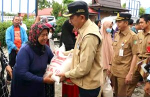 Bupati Barito Utara Serahkan Bantuan Kepada Warga Terdampak Bencana Banjir