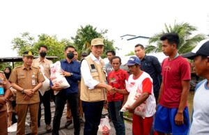 Bupati Barito Utara Serahkan Bantuan Bagi Korban Banjir di Dua Kecamatan