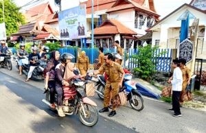 Pemerintah Kecamatan Teweh Tengah Bagikan 250 Takjil Kepada Pengendara
