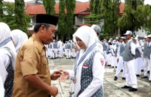 Kepsek SMAN 1 Melepas Secara Resmi 227 Siswa Siswi SMAN 1