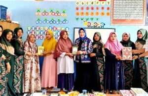 Anggota DPRD Barito Utara Serahkan Buku Iqra dan Kunci Ibadah