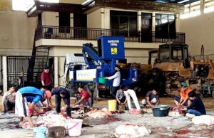 Dinas PUPR Barito Utara Bagikan Daging Hewan Kurban