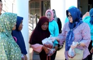 Ketua TP PKK Barito Utara Bagikan Daging Kurban