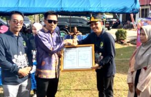 Kepala Dinas KPP Barito Utara Terima Sertifikat Cara Pembenihan Ikan