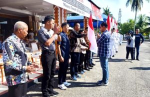 KesbangPol Barito Utara Bagikan 1.950 Lembar Bendera Merah Putih