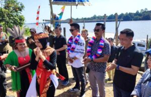 Nadalsyah Dinobatkan Sebagai Tokoh Pantai Barito Sekaligus Membuka Drag Race Ketinting Mangkatip Cup