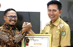 Pemkab Barito Utara Terima Penghargaan UHC dari BPJS Kesehatan