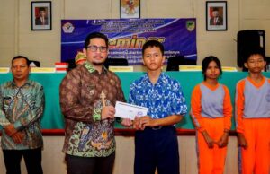 PMP Kecamatan Lahei Barat Kembali Salurkan Stimulan Pendidikan