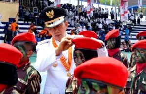 Bupati Barito Utara Pungut dan Pasangkan Kembali Baret Merah Terjatuh Dilapangan