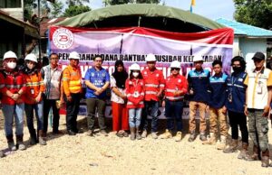 PT VDTM dan Mitra Kerja Serahkan Bantuan Dana kepada korban kebakaran di Desa Luwe Hulu