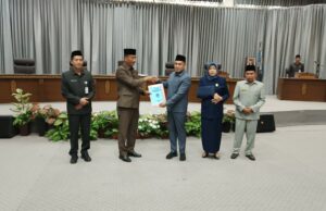 Wakil Bupati Barito Utara Serahkan Pidato Pengantar Bupati Rancangan APBD Perubahan 2023