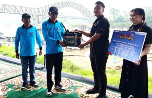 Bupati Barito Utara Buka Lomba Balap Ketinting Batara Cup 2023 Ket foto : Bupati Barito Utara, H Nadalsyah didampingi Ketua Panitia Lomba Balap Ketinting, Mihrab Buana Pati menerima bantuan BBM Pertamax dan Pertamax Turbo dari pimpinan PT Pertamina Patra Niaga Kalimantan Tengah usai pembukaan lomba, di WFC, Sabtu 9 September 2023.(foto: Theo)