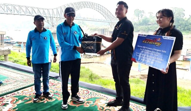 Ket foto : Bupati Barito Utara, H Nadalsyah didampingi Ketua Panitia Lomba Balap Ketinting, Mihrab Buana Pati menerima bantuan BBM Pertamax dan Pertamax Turbo dari pimpinan PT Pertamina Patra Niaga Kalimantan Tengah usai pembukaan lomba, di WFC, Sabtu 9 September 2023.(foto: Theo)