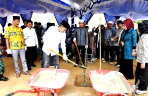 Bupati Barito Utara Letakkan Batu Pertama Pembangunan Masjid Hj Siti Rukayah Desa Lemo II
