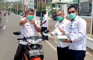 Dinas Kesehatan dan BPBD Barito Utara Bagi Masker Sambil Ingatkan Bahaya Kabut Asap