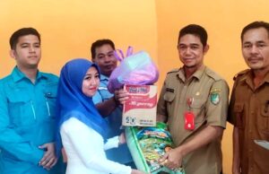Dinas Sosial PMD Barito Utara Salurkan Bantuan Kepada Korban Kebakaran