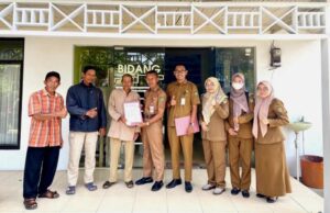 Kadis Pertanian Barito Utara Serahkan Asuransi Tanaman Padi