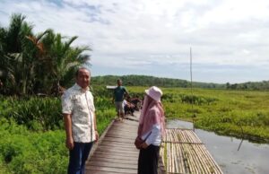 Anggota Komisi III DPRD Balangan Bersama Dinas PUPR Tinjau Lokasi Jembatan Putus di Desa Murung Abuin