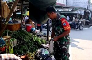 Babinsa Koramil Teweh Tengah Masuk Dapur Warga Ringankan Beban Warga