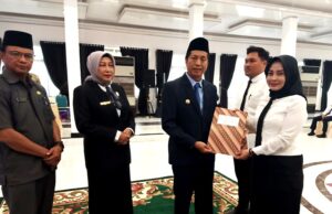 Pj Bupati Barito Utara Serahkan 64 SK PPPK Tenaga Teknis Tahap Optimalisasi