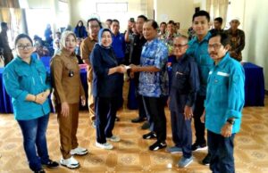 Ketua DPRD Barito Utara Serahkan Bantuan Dana Kepada Koperasi Parajakian