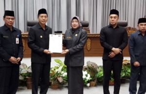 Pj Bupati Terima Penyampaian Pemandangan Umum Fraksi Terkait Dua Raperda
