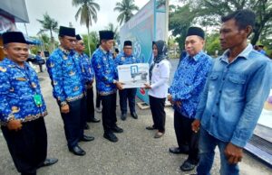 Pj Bupati Serahkan Alat Kerja Berbentuk Barang Kepada Peserta Pelatihan di Disnakertranskop UKM