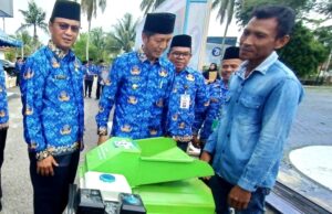Peserta Pelatihan Bidang Koperasi, BLK dan Transmigrasi Terima Bansos dari Disnakertranskop UKM