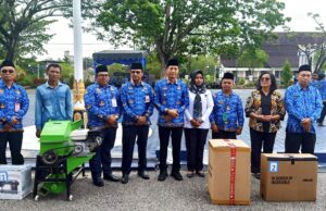 Disnakertranskop UKM Barito Utara Serahkan Bansos Untuk Empat Bidang
