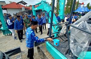 Pj Bupati, Dandim 1013 Muara Teweh dan Kadis PUPR Barito Utara Laksanakan Tampung Tawar Alat Berat