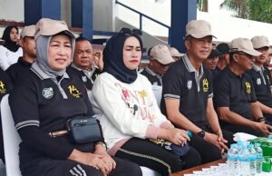 Ketua DPRD Barito Utara Ajak Masyarakat Berikan Hak Pilih Pada Pemilu 2024LINTASKABAR24, Muara Teweh –Ketua DPRD Kabupaten Barito Utara, Hj Mery Rukaini memberikan apresiasi kepada Komisi Pemilihan Umum (KPU) yang telah menyelenggarakan kegiatan jalan sehat dalam rangka gerakan Pemilu Damai, yang dipusatkan di stadion Swakarya Muara Teweh, Minggu 17 Desember 2023 kemarin. “Atas nama lembaga legislatif saya mengucapkan terima kasih dan penghargaan setinggi-tingginya kepada Komisi Pemilihan Umum Kabupaten Barito Utara beserta jajarannya atas inisiasi kegiatan jalan sehat ini serta mensosialisasikan ajakan pemilu damai pada tahun 2024 mendatang,” kata Ketua DPRD Barito Utara, Hj Mery Rukaini, Senin 18 Desember 2023. Ketua DPRD Mery Rukaini pada kesempatan itu mengajak dan menghimbau kepada seluruh masyarakat di Barito Utara pada 14 Februari 2024 mendatang untuk bersama-sama ke TPS untuk memberikan hak pilih. “Ayo kita bersama-sama ke TPS pada 14 Februari 2024 mendatang untuk memberikan hak pilih kita, jangan sampai golput. Nasib bangsa dan negara kita serta daerah kita kedepannya ada dibalik bilik suara, satu suara sangat menentukan nasib bangsa indonesia,” kata dia. Dirinya juga mengharapkan, melalui kegiatan jalan sehat ini semua elemen masyarakat baik itu pemerintah daerah dengan seluruh pemangku kepentingan khususnya dan seluruh warga masyarakat Barito Utara yang hadir ditempat ini dapat terhibur dengan adanya kegiatan jalan sehat dan senam bersama nanti. Ketua Dewan juga berharap pada penyelenggaraan pemilu di Kabupaten Barito Utara dapat berjalan dengan lancar, aman, tertib, terjaga dengan baik sehingga selalu tercipta suasana yang kondusif. Selain itu, kata politisi partai Demokrat Barito Utara ini, sinergitas antara penyelenggara pemilu dengan jajaran pemerintahan di daerah, kecamatan, maupun kelurahan/desa, dan instansi terkait lainnya agar terus tercipta dan terkoneksi dengan baik. “Berbeda pilihan itu wajar, karena negara kita adalah negara demokrasi. Oleh sebab itu saya mengajak kepada seluruh masyarakat di daerah ini agar tidak berlebihan dalam menyikapi kontestasi pemilu tahun 2024 mendatang,” ucapnya. Lebih lanjut Ketua DPRD, jadikan kontestasi pemilu tahun 2024 mendatang untuk kita mencari pemimpin-pemimpin yang akan terus bergerak melanjutkan kemajuan negara indonesia, khususnya di Kabupaten Barito Utara yang sama-sama kita cintai.(Theo/LK1)
