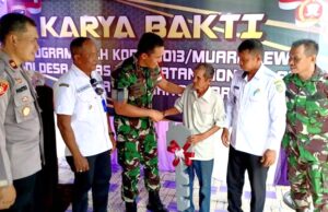Dandim 1013 Muara Teweh Serahkan Kunci Rumah Layak Huni kepada Warga Kurang Mampu