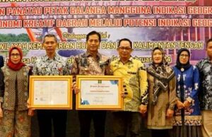 Pj Bupati Barito Utara Terima Sertifikat Merek Asosiasi Kelompok Anyaman Rotan Gunung Purei